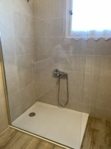 Plombier Rénovation Pierre-Bénite Oullins : installation d'un bac de douche extra-plat avec parois vitrée