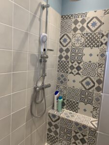 Plombier Rénovation Pierre-Bénite Oullins : espace douche en carreaux de ciment, avec nouvelle colonne de douche