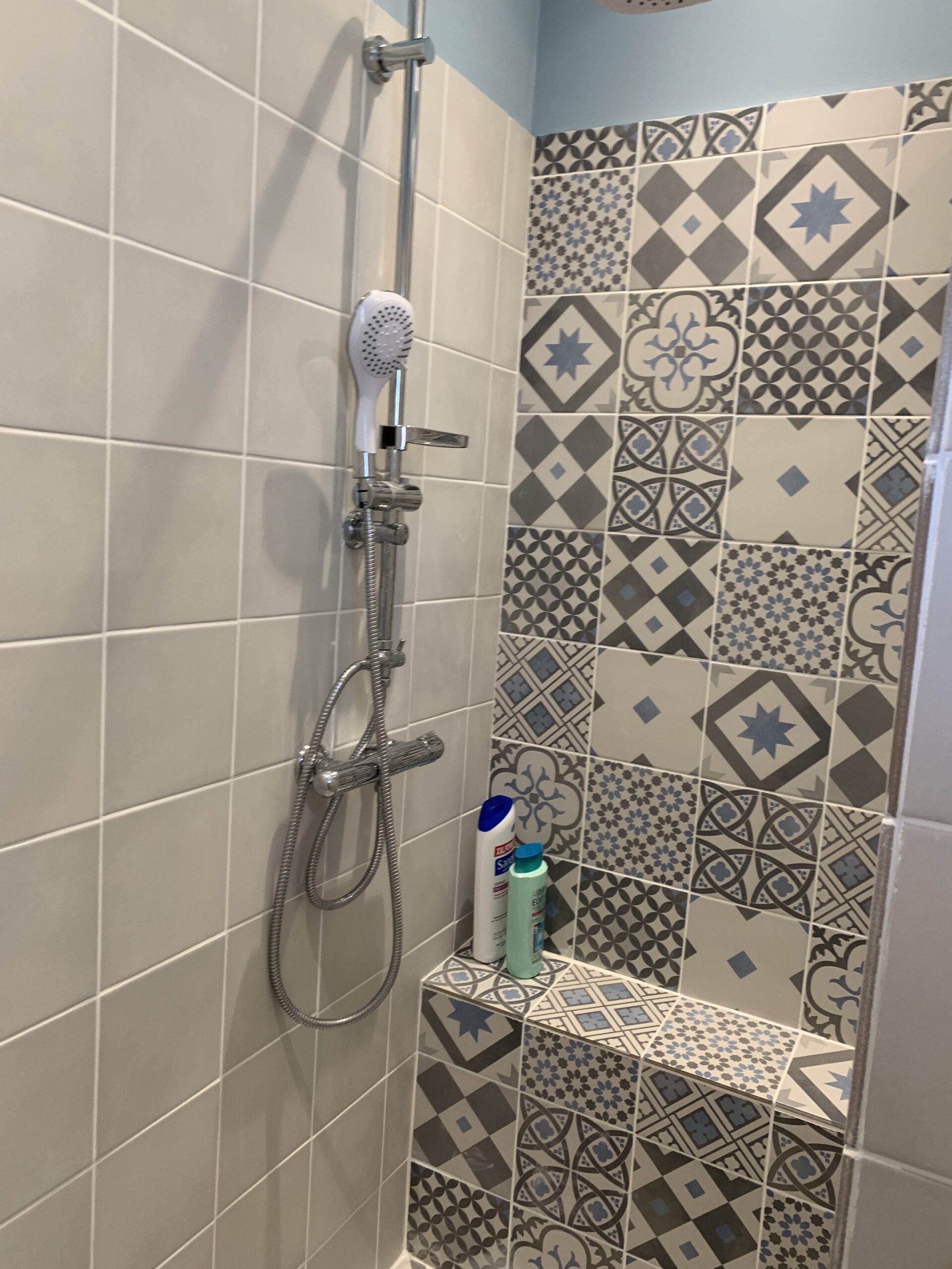 Plombier Rénovation Pierre-Bénite Oullins : espace douche en carreaux de ciment, avec nouvelle colonne de douche