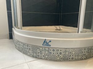 Plombier Rénovation Pierre-Bénite Oullins : bac de douche en angle avec habillage en carreaux de ciment