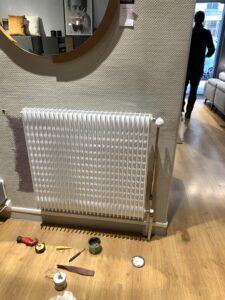 Plombier Rénovation Pierre-Bénite Oullins : remplacement d'un radiateur avec tuyauterie en cuivre dans un commerce