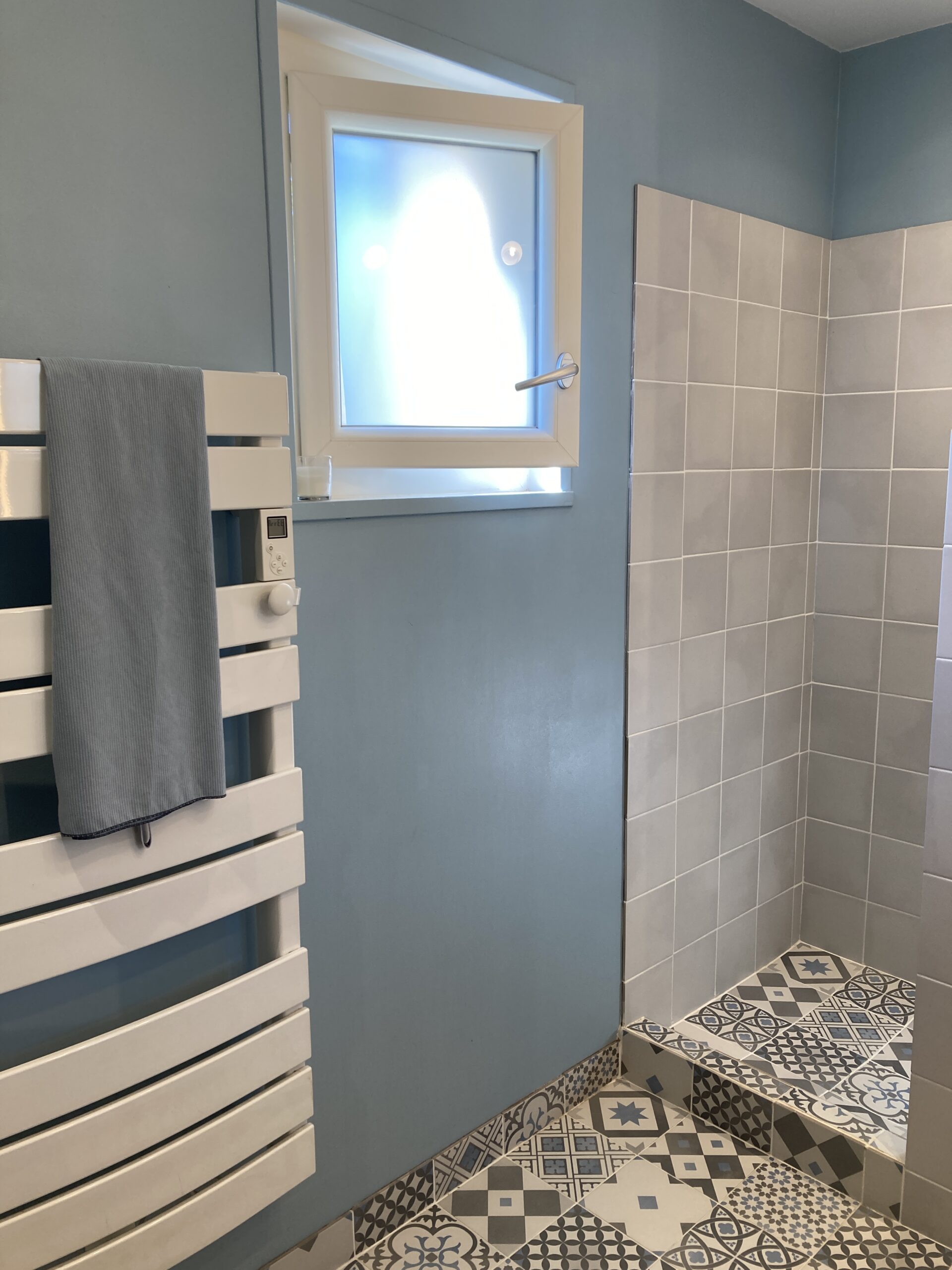 Plombier Rénovation Pierre-Bénite Oullins : salle de bains rénovée avec sèche serviettes et carreaux de ciment